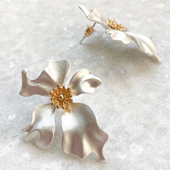 NEW Flower stud earrings in silver - Picture 3 of 8